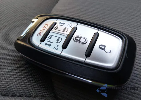 2017 Chrysler Pacifica Touring из США, поврежденный, VIN 2C4RC1DG2HR609295